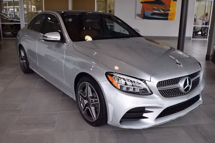 Trong khi đó, phiên bản Mercedes-Benz C300 AMG 2019 sẽ mang trên mình động cơ tăng áp 2.0L cho công suất tối đa 255 mã lực và mô-men xoắn cực đại 370 Nm. Cả 2 phiên bản đều sở hữu hộp số tự động 9 cấp 9G-Tronic giống thế hệ cũ. Thông tin về giá bán của C-Class 2019 tại Việt Nam sẽ được công bố vào cuối tháng 2/2019.