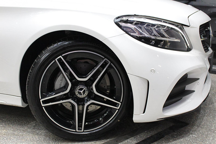 Điểm khác biệt chỉ thấy rõ khi chú ý vào cụm đèn pha. Nếu như ở thế hệ trước hệ thống đèn pha được trang bị cao nhất trên C-Class là LED thông minh, thì ở bản facelift 2019 nó đã được nâng cấp lên thành Multibeam LED với 84 đi-ốt chiếu sáng độc lập và có bố trí giao diện cũng rất mới. Bên cạnh đó còn là bộ la-zăng 5 chấu kép 2 màu tương phản với tạo hình thanh thanh thoát, mới mẻ.