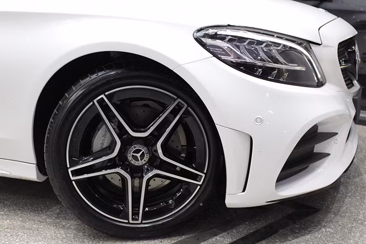 Điểm khác biệt chỉ thấy rõ khi chú ý vào cụm đèn pha. Nếu như ở thế hệ trước hệ thống đèn pha được trang bị cao nhất trên C-Class là LED thông minh, thì ở bản facelift 2019 nó đã được nâng cấp lên thành Multibeam LED với 84 đi-ốt chiếu sáng độc lập và có bố trí giao diện cũng rất mới. Bên cạnh đó còn là bộ la-zăng 5 chấu kép 2 màu tương phản với tạo hình thanh thanh thoát, mới mẻ.