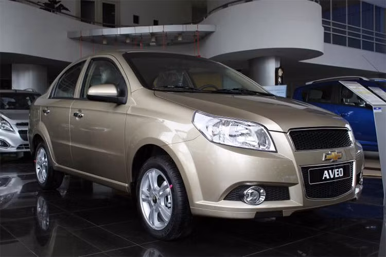 Chevrolet Aveo tiếp tục nhận được mức giảm giá bán cao nhất lên tới 60 triệu đồng như trong tháng 4/2018 vừa qua. Hiện giá bán của xe còn 389 triệu đồng (trên bản 1.4MT) và 435 triệu đồng (trên bản 1.4AT).