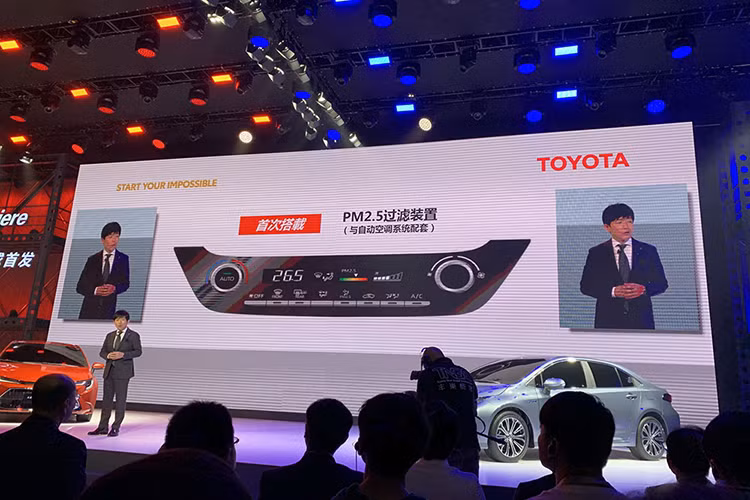 Bên dưới nắp capô của Toyota Levin 2019 là hệ thống động cơ hybrid giống của Corolla Altis 2019. Hệ thống này bao gồm máy xăng Dynamic Force 4 xi-lanh, dung tích 2.0 lít và mô-tơ điện, tạo ra công suất tổng cộng 180 mã lực. Bên cạnh đó là hệ thống kết nối internet và hệ thống chống trộm Zhixing mới.