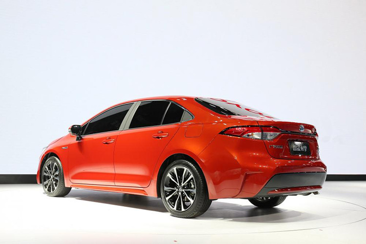 So với phiên bản cũ, Toyota Levin 2019 dài hơn 10 mm, rộng hơn 5 mm và thấp hơn 45 mm trong khi chiều dài cơ sở giữ nguyên. Về thiết kế, xe được trang bị lưới tản nhiệt tgiống Toyota Corolla Sedan 2020 ở Bắc Mỹ, la-zăng 5 chấu kép, cửa sổ nhỏ hình tam giác nằm gần cột C...