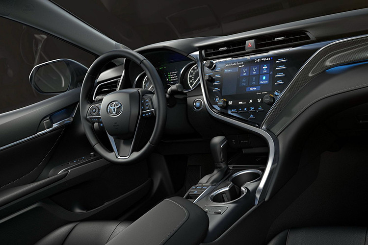 Vòng ra phía sau, bạn sẽ thấy thiết kế đuôi xe gần như giống hệt Toyota Corolla Sedan 2020, trừ cản sau. Trên cản sau của Toyota Levin 2019 không có lưới tổ ong và bộ khuếch tán gió thể thao như mẫu xe dành cho thị trường Bắc Mỹ. Thiết kế đèn pha của giống với Corolla Sedan 2020 nhưng tạo hình bên trong lại khác biệt một chút.