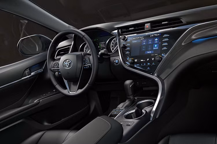 Vòng ra phía sau, bạn sẽ thấy thiết kế đuôi xe gần như giống hệt Toyota Corolla Sedan 2020, trừ cản sau. Trên cản sau của Toyota Levin 2019 không có lưới tổ ong và bộ khuếch tán gió thể thao như mẫu xe dành cho thị trường Bắc Mỹ. Thiết kế đèn pha của giống với Corolla Sedan 2020 nhưng tạo hình bên trong lại khác biệt một chút.