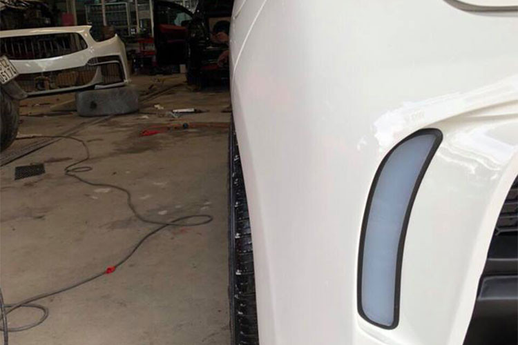 Ngoài ra, ở phía sau chiếc xe gia đình giá rẻ Kia cũng được bộ cản mới trông gợi cảm hơn với những đường cong, những khe thoát gió bên dưới cản trông khá hầm hố, ống xả cũng được đặt thấp kèm đén báo led...