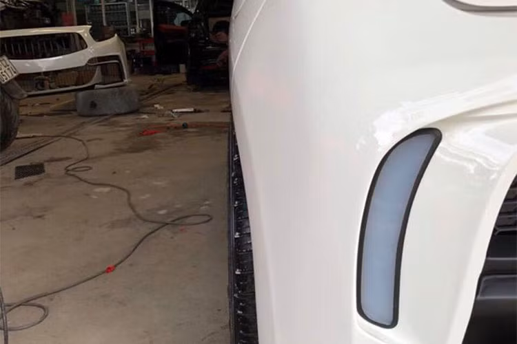 Ngoài ra, ở phía sau chiếc xe gia đình giá rẻ Kia cũng được bộ cản mới trông gợi cảm hơn với những đường cong, những khe thoát gió bên dưới cản trông khá hầm hố, ống xả cũng được đặt thấp kèm đén báo led...