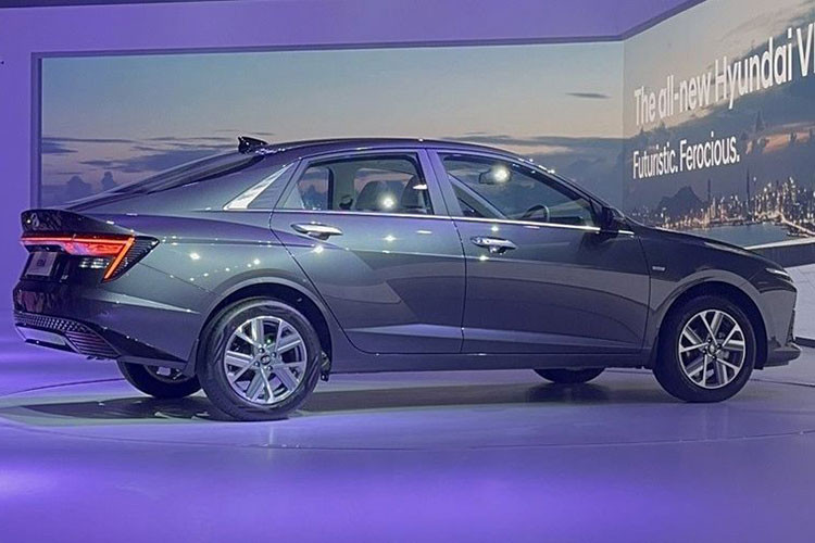 So với thế hệ cũ, Hyundai Accent 2023 mới sở hữu kích thước dài hơn 95 mm, rộng hơn 36 mm, cao hơn 5 mm và chiều dài cơ sở tăng 70 mm. Đồng thời, mẫu xe này cũng có kích thước lớn hơn khá nhiều so với các đối thủ cùng phân khúc sedan hạng B.