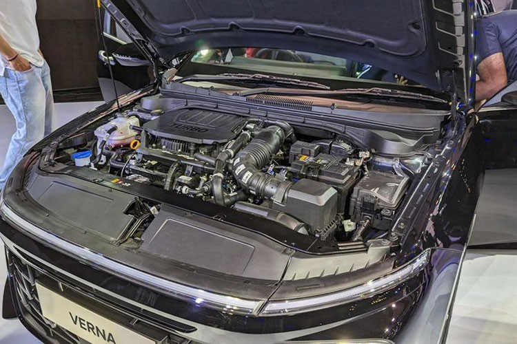 Hyundai Accent 2023 có 2 tùy chọn động cơ. Máy xăng 4 xi-lanh, dung tích 1.5L hút khí tự tự nhiên, sản sinh công suất tối đa 113 mã lực và mô-men xoắn cực đại 144 Nm, kết hợp với hộp số sàn 6 cấp hoặc hộp số tự động biến thiên vô cấp IVT. 