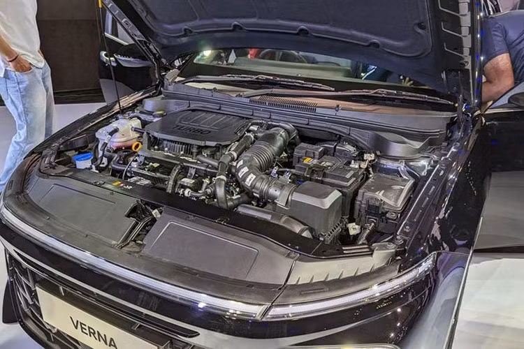 Hyundai Accent 2023 có 2 tùy chọn động cơ. Máy xăng 4 xi-lanh, dung tích 1.5L hút khí tự tự nhiên, sản sinh công suất tối đa 113 mã lực và mô-men xoắn cực đại 144 Nm, kết hợp với hộp số sàn 6 cấp hoặc hộp số tự động biến thiên vô cấp IVT. 