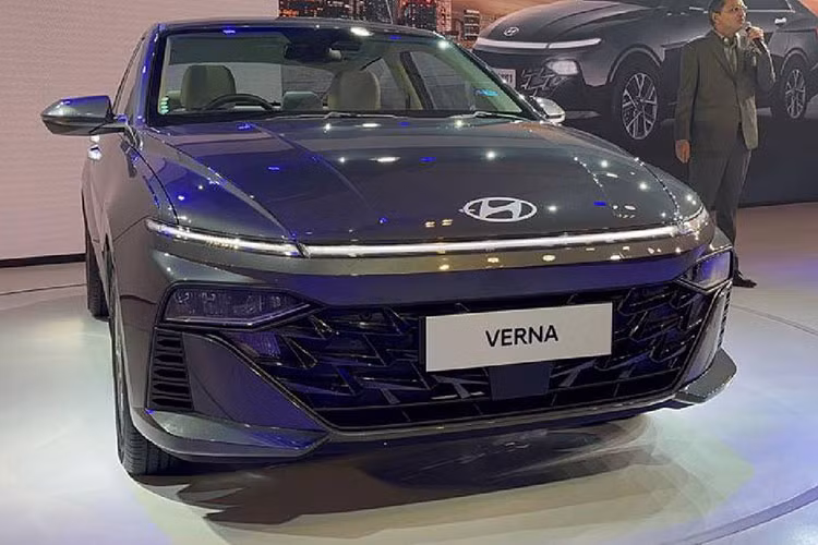 Ngoại thất của Accent 2023 được áp dụng ngôn ngữ thiết kế Sensuous Sportiness, tương tự mẫu xe "đàn anh" Elantra. Phần đầu xe nổi bật với dải đèn định vị ban ngày kéo dài và liền mạch, cụm đèn pha LED đặt ở vị trí thấp và lưới tản nhiệt kích thước lớn.