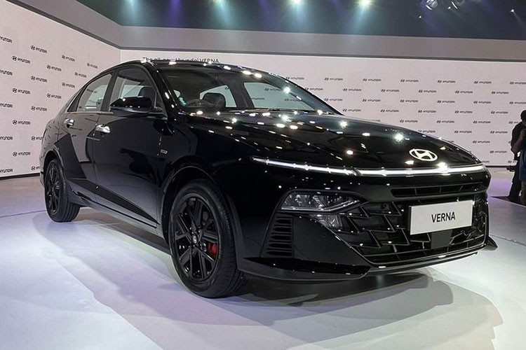 Tại thị trường Ấn Độ, mức giá xe Hyundai Accent 2023 bán ra từ 13.186 - 21.000 USD (khoảng 310 - 496 triệu đồng). Dự đoán, mẫu xe sedan cỡ B này sẽ sớm được đưa về Việt Nam khi mà đối thủ Toyota Vios đang rục rịch ra mắt.