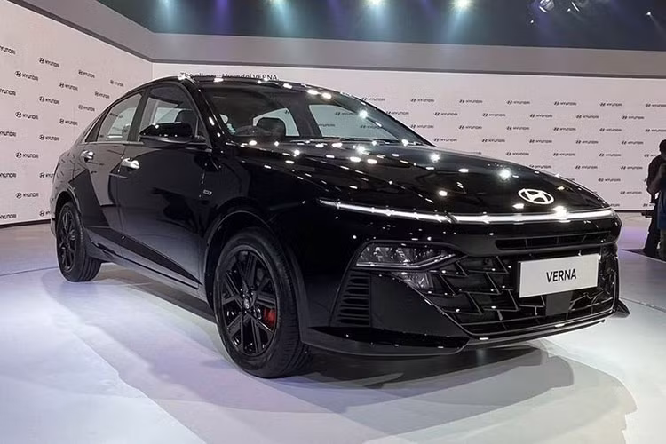 Tại thị trường Ấn Độ, mức giá xe Hyundai Accent 2023 bán ra từ 13.186 - 21.000 USD (khoảng 310 - 496 triệu đồng). Dự đoán, mẫu xe sedan cỡ B này sẽ sớm được đưa về Việt Nam khi mà đối thủ Toyota Vios đang rục rịch ra mắt.