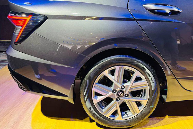 Thân xe được thiết kế với nhiều đường cắt xẻ mạnh mẽ kết hợp với phần mái dốc kiểu fastback tạo nên kiểu dáng thể thao cho Accent 2023. Phiên bản cao cấp nhất được trang bị bộ mâm 16 inch sơn đen thiết kế đa chấu, đi kèm cùm phanh màu đỏ. Ngoài ra, xe còn có phiên bản mâm 15 inch. 