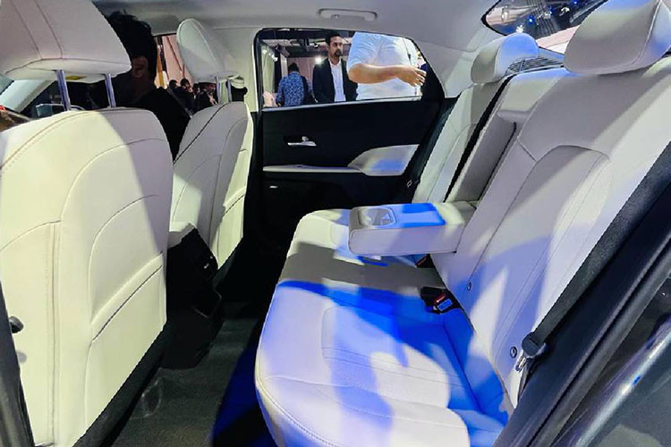 Các trang bị an toàn của Hyundai Accent bao gồm 6 túi khí, hệ thống chống bó cứng phanh ABS, phân bổ lực phanh điện tử EBD và cảm biến lùi tiêu chuẩn. Phiên bản cao cấp được trang bị công nghệ an toàn chủ động Hyundai Smartsense với những tính năng nổi bật như; cảnh báo tiền va chạm, hệ thống cảnh báo kiêm hỗ trợ tránh va chạm trong điểm mù, hệ thống hỗ trợ giữ làn đường, cảnh báo lệch làn đường… 