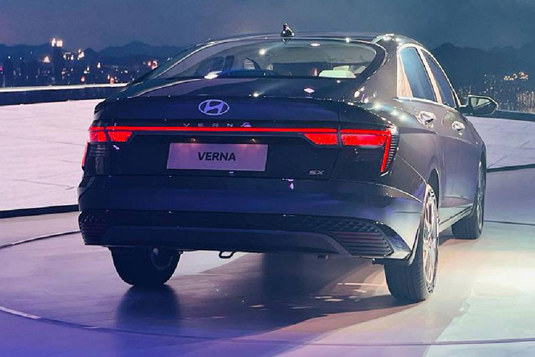 Thứ hai là động cơ xăng 4 xi-lanh, dung tích 1.5L tăng áp, phun xăng trực tiếp, tạo ra công suất tối đa khoảng 160 mã lực và mô-men xoắn cực đại 260 Nm. Phiên bản này sử dụng hộp số sàn 6 cấp hoặc hộp số tự động ly hợp kép DCT 7 cấp.