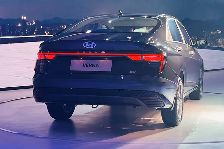 Thứ hai là động cơ xăng 4 xi-lanh, dung tích 1.5L tăng áp, phun xăng trực tiếp, tạo ra công suất tối đa khoảng 160 mã lực và mô-men xoắn cực đại 260 Nm. Phiên bản này sử dụng hộp số sàn 6 cấp hoặc hộp số tự động ly hợp kép DCT 7 cấp.