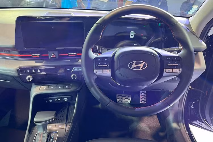 Hyundai Accent 2023 sở hữu không gian nội thất mang thiết kế sang trọng hơn hẳn thế hệ tiền nhiệm với điểm nhấn là cụm màn hình 10,25 inch đặt nổi. Vô lăng từ 3 chấu đổi sang loại 2 chấu. Đèn nội thất 64 màu có thể thay đổi theo ý muốn. Một số trang bị tiện nghi nổi bật khác bao gồm sạc điện thoại không dây, phanh đỗ điện tử và rèm che nắng phía sau. Ghế xe có tích hợp sưởi và làm mát, thông gió.