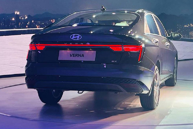 Khu vực phía sau Hyundai Accent 2023 nổi bật với dải đèn hậu LED nằm vắt ngang đuôi xe. Bên dưới đèn hậu là 3 dải đèn báo rẽ ở mỗi bên. Trong khi đó, cản sau được ốp màu đen bóng đi kèm đèn phanh và đèn phản quang ở hai góc.