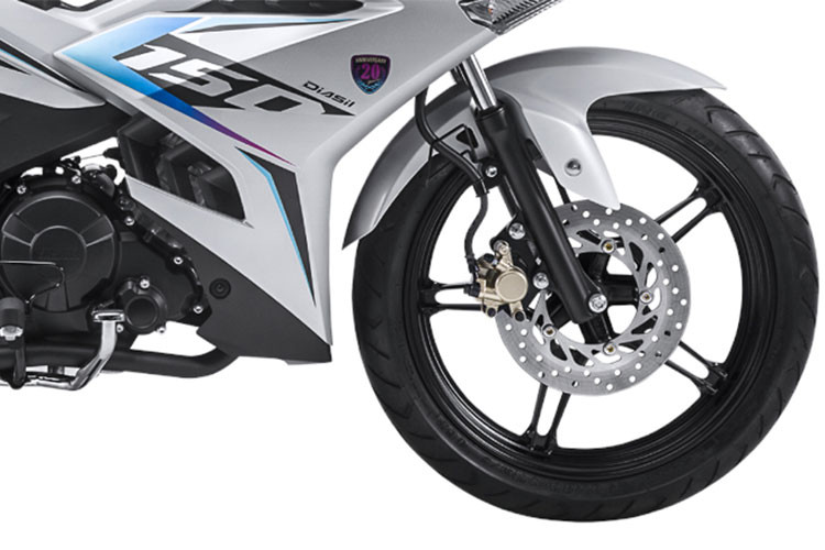 Phuộc trước được làm mới lại để giải quyết tình trạng kêu “cụp cụp” khi đi qua ổ gà. Bánh trước của xe sở hữu kích thước lớn hơn một chút so với bản 2018, theo Yamaha thì việc gắn bánh trước lớn hơn sẽ giúp xe chạy ổn định hơn khi qua cua và trông nó cũng cứng cáp hơn. Đáng tiếc là vẫn không có phanh ABS chống bó cứng cho Exciter 2019.