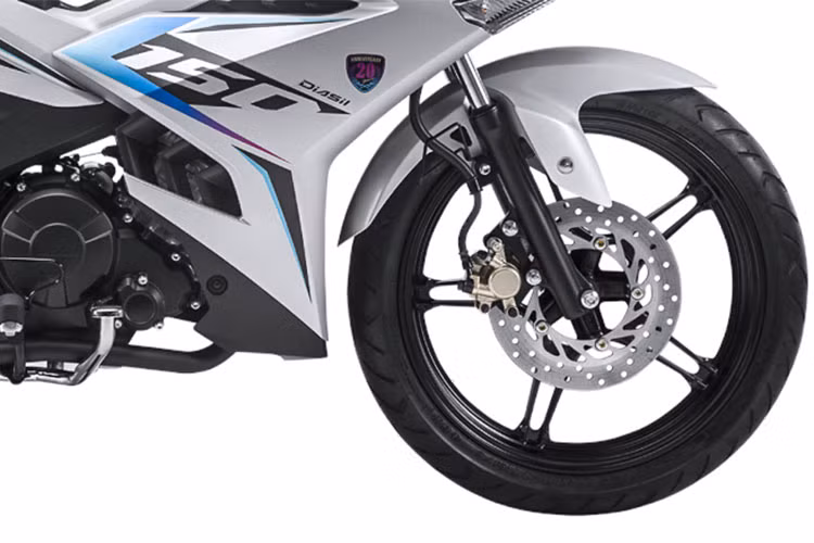 Phuộc trước được làm mới lại để giải quyết tình trạng kêu “cụp cụp” khi đi qua ổ gà. Bánh trước của xe sở hữu kích thước lớn hơn một chút so với bản 2018, theo Yamaha thì việc gắn bánh trước lớn hơn sẽ giúp xe chạy ổn định hơn khi qua cua và trông nó cũng cứng cáp hơn. Đáng tiếc là vẫn không có phanh ABS chống bó cứng cho Exciter 2019.