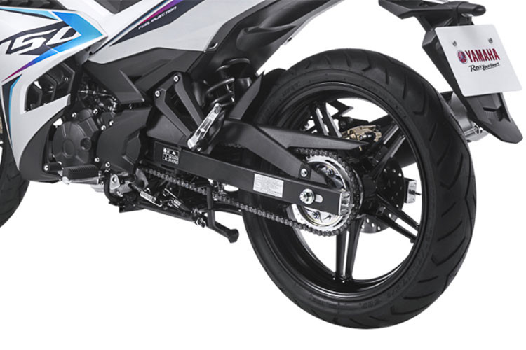 Bánh sau sử dụng lốp 120/70-17 cho phép các tay lái vừa cảm nhận được rõ ràng lực truyền từ phía sau lẫn độ bám đường vững chãi. Thiết kế giảm xóc trục đơn vẫn là dạng monoshock nhưng được làm mới, mang lại cảm giác êm ái khi vận hành, tạo nên nét độc đáo và thể thao cho xe.