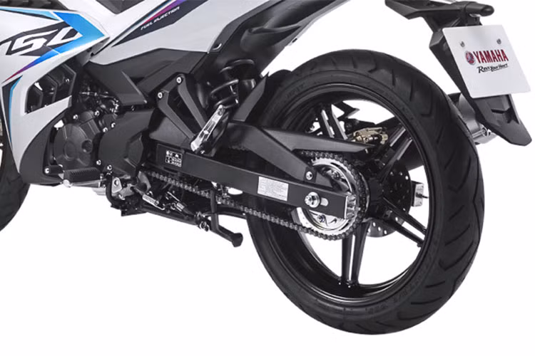 Bánh sau sử dụng lốp 120/70-17 cho phép các tay lái vừa cảm nhận được rõ ràng lực truyền từ phía sau lẫn độ bám đường vững chãi. Thiết kế giảm xóc trục đơn vẫn là dạng monoshock nhưng được làm mới, mang lại cảm giác êm ái khi vận hành, tạo nên nét độc đáo và thể thao cho xe.