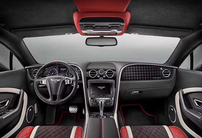 Nếu Supersports Coupe trở thành mẫu xe 4 chỗ nhanh nhất thế giới thì Supersports Convertible cũng trở thành mẫu xe mui trần 4 chỗ nhanh nhất thế giới. Các chỉ số tốc độ và tăng tốc của Bentley Supersports thực sự ấn tượng hơn khi biết rằng chiếc Supersports Coupe có tự trọng tới 2.280kg và bản Supersports Convertible là 2.455kg.