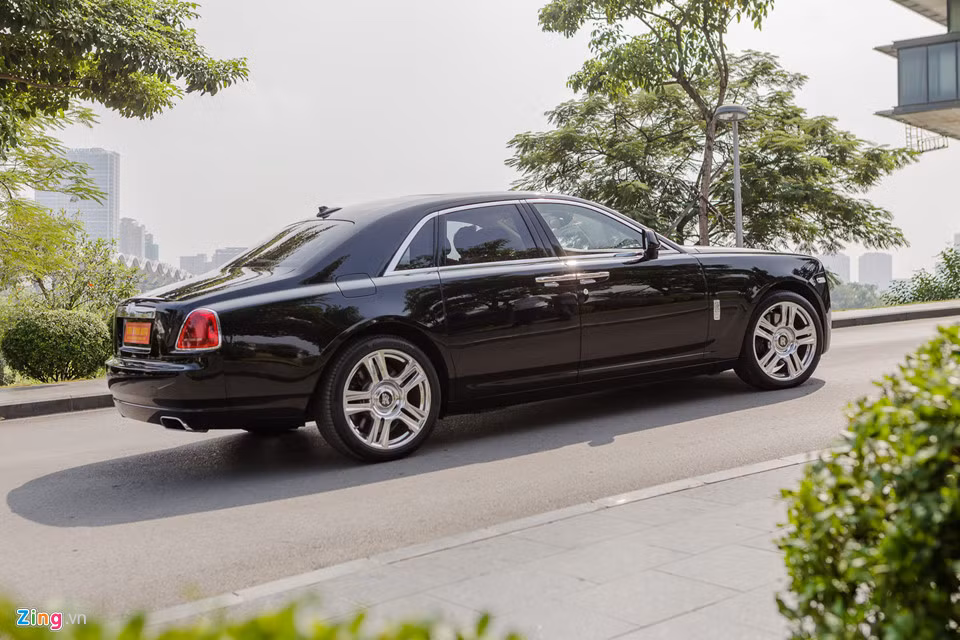 Không sang trọng, đẳng cấp bằng người anh Phantom, nhưng mức giá dễ tiếp cận hơn, khiến Ghost trở nên ăn khách hơn. Dòng xe sedan này vẫn mang đến cho chủ sở hữu cảm giác khác biệt hơn phần lớn các mẫu xe sang khác, mà không cần phải móc hầu bao nhiều như Phantom.