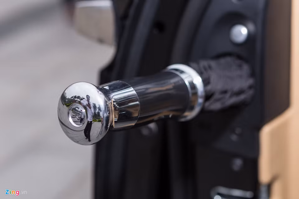 Dòng sedan sang trọng này cũng được trang bị một chiếc ô che nắng/mưa, được giấu trong lòng cánh cửa phía lái.