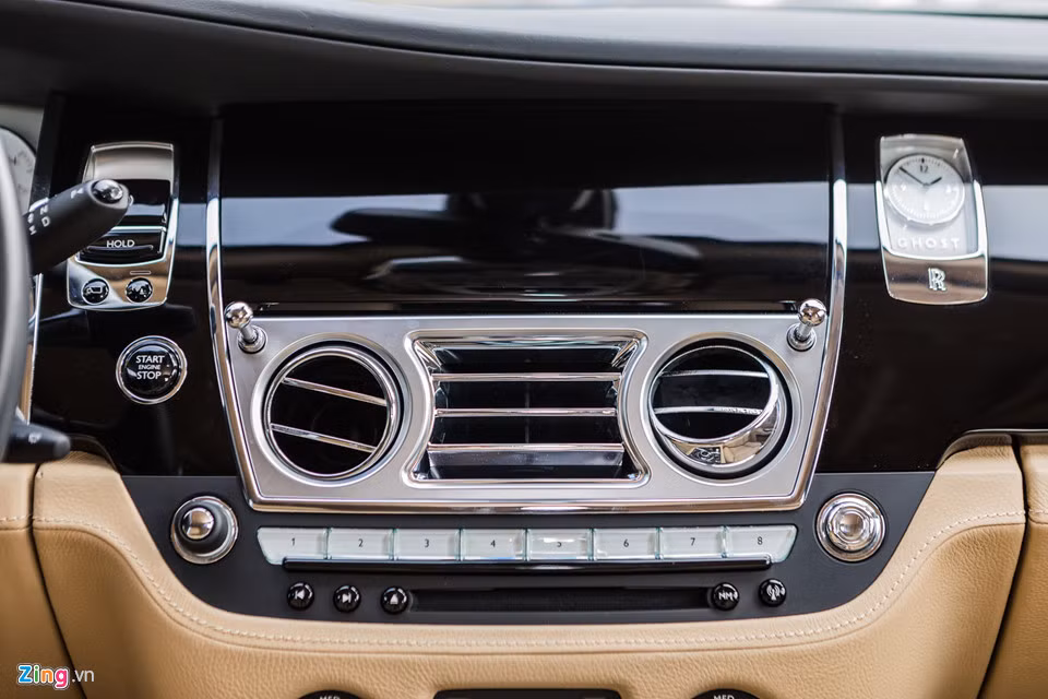 Cửa gió điều hòa hoàn thiện bằng kim loại sáng bóng. Màn hình hiển thị màu độ phân giải cao. Ghost Series II cũng có những trang bị thời thượng như khởi động nút bấm, phanh điện tử...