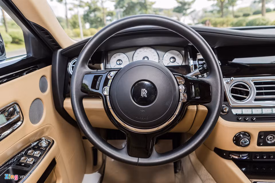 Vô lăng của Ghost Series II tích hợp nhiều nút bấm hoàn thiện bằng kim loại, có chức năng nhớ vị trí. 