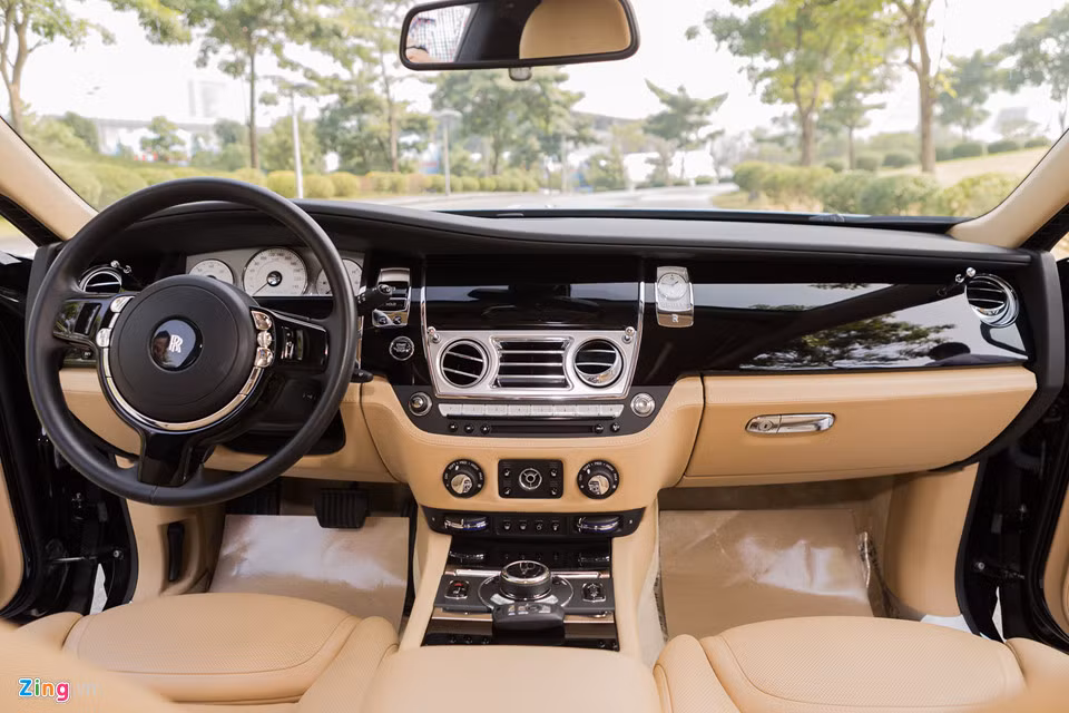 Không gian cabin của Ghost Series II thực sự thể hiện hết đẳng cấp của chiếc sedan siêu sang này. Nội thất xe là những chất liệu cao cấp. Bảng taplo hoàn thiện như mặt đàn piano, kết hợp các chi tiết kim loại, đồng hồ cao cấp.