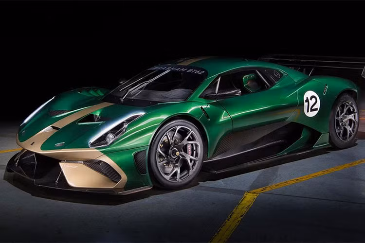 Hiện hãng Brabham chưa công bố thông số vận hành của siêu xe này. Dự đoán, với động cơ mạnh mẽ và trọng lượng thấp như trên, Brabham BT62 sẽ là mẫu siêu xe cực nhanh. Dự kiến, chỉ có đúng 70 chiếc Brabham BT62 2018 mới được sản xuất và bán ra thị trường với giá lên đến 1 triệu Bảng (tương đương 1,3 triệu USD).