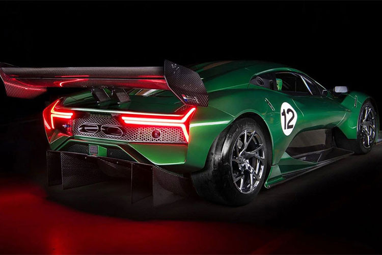 Nguồn cung cấp sức mạnh cho Brabham BT62 là động cơ xăng V8 nằm giữa, hút khí tự nhiên, dung tích 5,4 lít. Động cơ này tạo ra công suất tối đa 700 mã lực và mô-men xoắn cực đại 666 Nm. Sức mạnh được truyền tới bánh thông qua hộp số xe đua tuần tự 6 cấp.