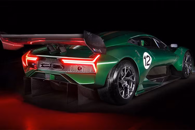 Nguồn cung cấp sức mạnh cho Brabham BT62 là động cơ xăng V8 nằm giữa, hút khí tự nhiên, dung tích 5,4 lít. Động cơ này tạo ra công suất tối đa 700 mã lực và mô-men xoắn cực đại 666 Nm. Sức mạnh được truyền tới bánh thông qua hộp số xe đua tuần tự 6 cấp.