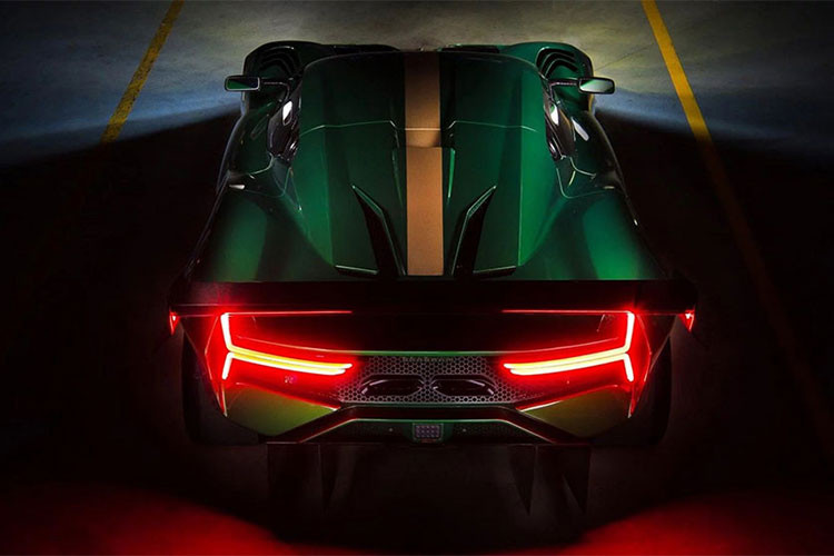 Đầu xe Brabham BT62 sẽ khiến nhiều người liên tưởng đến Lamborghini Huracan/Gallardo và Ford GT. Trong khi đó, bên sườn xe xuất hiện bộ vành 18 inch, nằm trong lốp xe đua Michelin. Thiết kế thân xe không chỉ đẹp mắt, mà còn giúp tạo ra lực ép xuống mặt đường 1.200 kg.