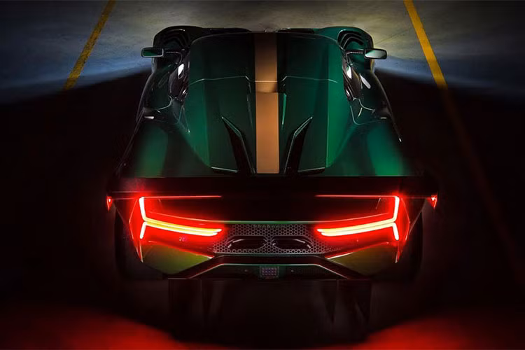 Đầu xe Brabham BT62 sẽ khiến nhiều người liên tưởng đến Lamborghini Huracan/Gallardo và Ford GT. Trong khi đó, bên sườn xe xuất hiện bộ vành 18 inch, nằm trong lốp xe đua Michelin. Thiết kế thân xe không chỉ đẹp mắt, mà còn giúp tạo ra lực ép xuống mặt đường 1.200 kg.