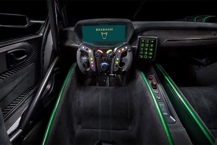 Bên trong Brabham BT62 là bộ ghế xe đua bằng sợi carbon theo tiêu chuẩn FIA với dây đai an toàn 6 điểm. Trước mặt người lái là vô lăng bằng sợi carbon có thể tháo rời, pedal tùy chỉnh và bảng đồng hồ với màn hình 12 inch. Các vật liệu như sợi carbon trần, lồng chống lật như xe đua và chất liệu Alcantara phải có trong siêu xe này.