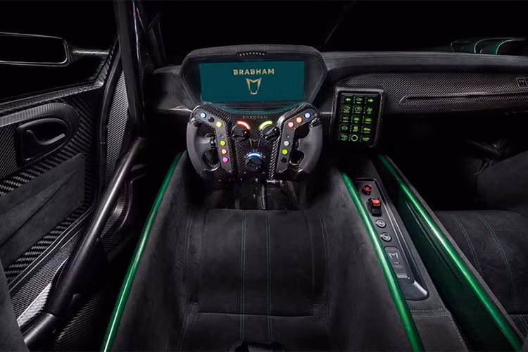 Bên trong Brabham BT62 là bộ ghế xe đua bằng sợi carbon theo tiêu chuẩn FIA với dây đai an toàn 6 điểm. Trước mặt người lái là vô lăng bằng sợi carbon có thể tháo rời, pedal tùy chỉnh và bảng đồng hồ với màn hình 12 inch. Các vật liệu như sợi carbon trần, lồng chống lật như xe đua và chất liệu Alcantara phải có trong siêu xe này.