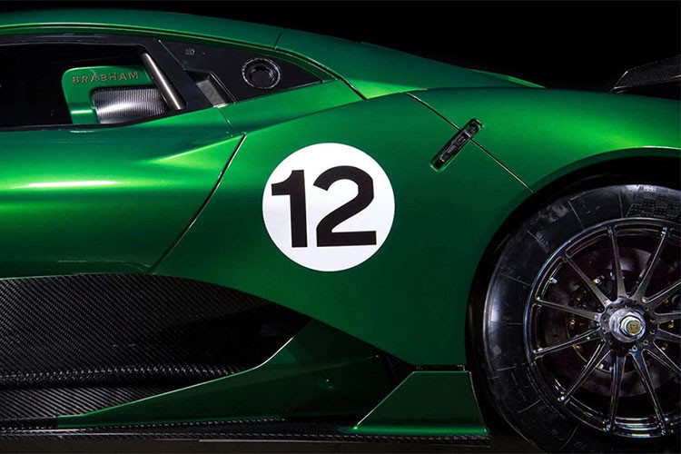 Là siêu xe dành cho đường đua nhưng Brabham BT62 gây bất ngờ khi được trang bị hệ thống treo xương đòn kép với thanh chống lật tùy chỉnh là giảm chấn Ohlins tùy chỉnh 4 hướng. Các kỹ sư của hãng Brabham còn đưa hệ thống phanh Brembo bằng carbon-gốm hiệu suất cao với cùm phanh 6 piston vào BT62.