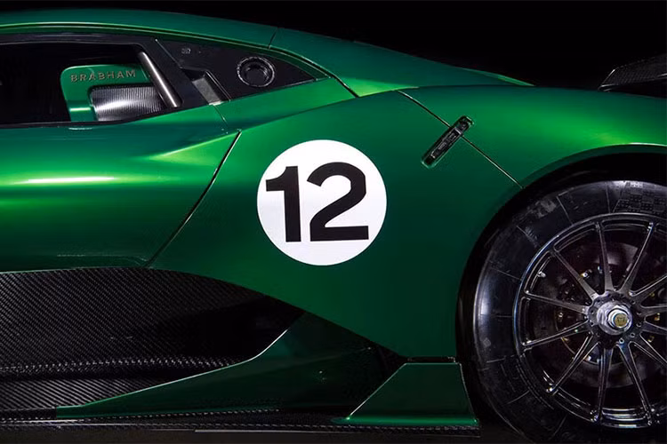 Là siêu xe dành cho đường đua nhưng Brabham BT62 gây bất ngờ khi được trang bị hệ thống treo xương đòn kép với thanh chống lật tùy chỉnh là giảm chấn Ohlins tùy chỉnh 4 hướng. Các kỹ sư của hãng Brabham còn đưa hệ thống phanh Brembo bằng carbon-gốm hiệu suất cao với cùm phanh 6 piston vào BT62.