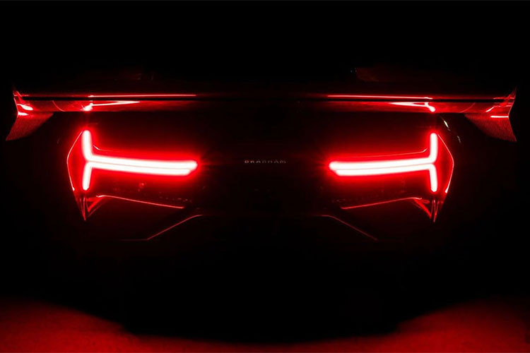 Vật liệu sợi carbon và Kevlar carbon được sử dụng khắp nơi khiến Brabham BT62 có trọng lượng khô chỉ 972 kg, một con số cực kỳ ấn tượng. Phía gầm xe còn được hãng siêu xe Anh quốc trang bị bộ chẻ khí trước đồ sộ, cánh gió đuôi khổng lồ và 2 ống xả đặt giữa.