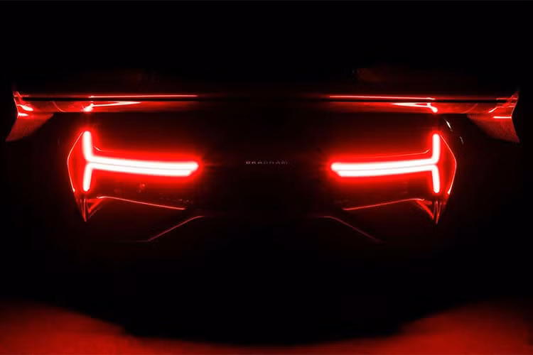 Vật liệu sợi carbon và Kevlar carbon được sử dụng khắp nơi khiến Brabham BT62 có trọng lượng khô chỉ 972 kg, một con số cực kỳ ấn tượng. Phía gầm xe còn được hãng siêu xe Anh quốc trang bị bộ chẻ khí trước đồ sộ, cánh gió đuôi khổng lồ và 2 ống xả đặt giữa.