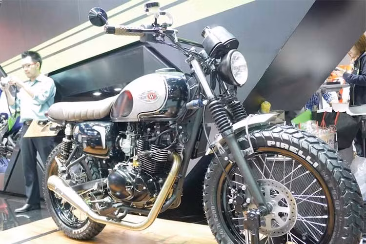 Không thay đổi quá nhiều vào kết cấu của xe, tuy nhiên bản độ tracker naỳ đã khiến Kawasaki W175 trông khỏe mạnh và "phong trần" hơn. Ra mắt lần đầu vào tháng 11 vừa qua, W175 là mẫu mô tô hoài cổ phân khối nhỏ, được hãng xe máy Kawasaki dành riêng cho các thị trường đang phát triển, tại Việt Nam mẫu xe này có giá khoảng hơn 60 triệu đồng.