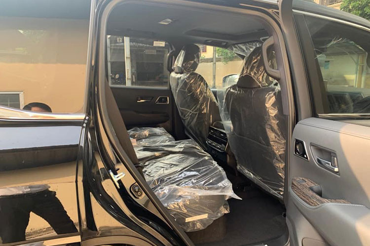 Xe được trang bị hệ thống lựa chọn đa địa hình (Multi Terrain Select) với khả năng tự động đánh giá bề mặt đường và chọn chế độ lái tốt nhất, cùng màn hình hiển thị đa địa hình (Multi-Terrain Monitor), cho phép hiển thị ngay lập tức các chướng ngại vật cho người lái xe thông qua camera dưới gầm xe.