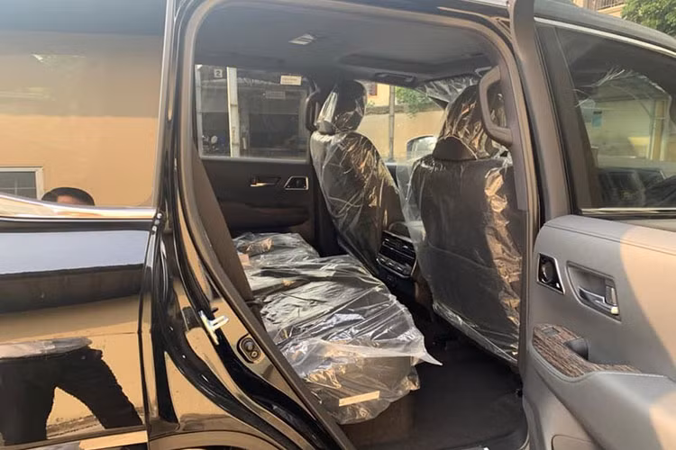 Xe được trang bị hệ thống lựa chọn đa địa hình (Multi Terrain Select) với khả năng tự động đánh giá bề mặt đường và chọn chế độ lái tốt nhất, cùng màn hình hiển thị đa địa hình (Multi-Terrain Monitor), cho phép hiển thị ngay lập tức các chướng ngại vật cho người lái xe thông qua camera dưới gầm xe.