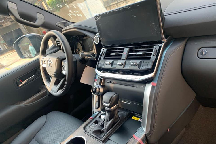 Tiến vào bên trong xe Toyota Land Cruiser 2022 đầu tiên về Việt Nam dễ dàng nhận thấy các chi tiết ở nội thất được thiết kế gọn gàng, màn hình giải trí 12,3 inch có kết nối Apple CarPlay và Android Auto, vô-lăng điều chỉnh điện, màn hình kính lái HUD, bảng đồng hồ xe được tăng kích thước lên 7 inch hay phanh tay điện tử.