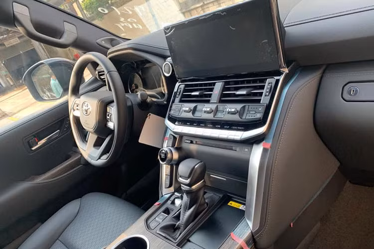 Tiến vào bên trong xe Toyota Land Cruiser 2022 đầu tiên về Việt Nam dễ dàng nhận thấy các chi tiết ở nội thất được thiết kế gọn gàng, màn hình giải trí 12,3 inch có kết nối Apple CarPlay và Android Auto, vô-lăng điều chỉnh điện, màn hình kính lái HUD, bảng đồng hồ xe được tăng kích thước lên 7 inch hay phanh tay điện tử.