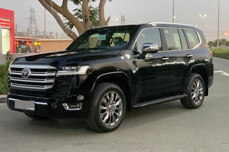 Hiện tại, giá xe Toyota Land Cruiser 2022 chính hãng được công bố tại Việt Nam là 4,06 tỷ đồng nhưng muốn nhận xe trong năm nay, khách hàng phải chi ra thêm 400 triệu đồng, tương đương với chiếc xe Toyota Wigo chính hãng. Một cách bán hàng "bia kèm lạc" nổi tiếng tại Việt Nam.
