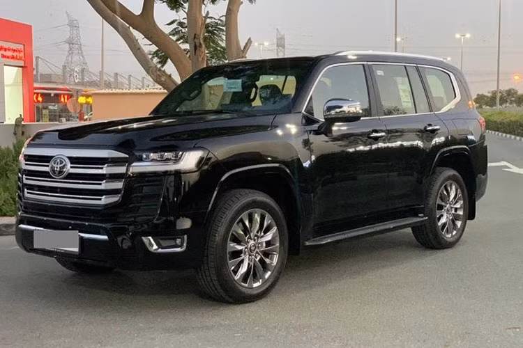 Hiện tại, giá xe Toyota Land Cruiser 2022 chính hãng được công bố tại Việt Nam là 4,06 tỷ đồng nhưng muốn nhận xe trong năm nay, khách hàng phải chi ra thêm 400 triệu đồng, tương đương với chiếc xe Toyota Wigo chính hãng. Một cách bán hàng "bia kèm lạc" nổi tiếng tại Việt Nam.